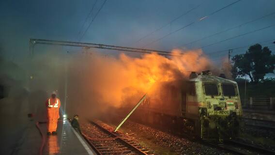 ब्यावर में पटरियों पर दौड़ती ट्रेन के इंजन में लगी आग, मुंबई से दिल्ली जा रही गरीब रथ ट्रेन में हादसा