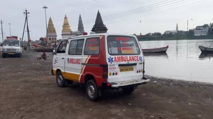 उजनी धरणातून सोडलेल्या पाण्यामुळे सध्या चंद्रभागा दुथडी भरून वाहत असून भाविकांना पाण्याचा अंदाज न येण्याने अशा पद्धतीच्या घटना घडू लागल्या आहेत. मात्र प्रशासनाने या ठिकाणी खबरदारीचे उपाययोजना न केल्यामुळे भाविकांचे मृत्यू झाल्याचे समोर येत आहे.