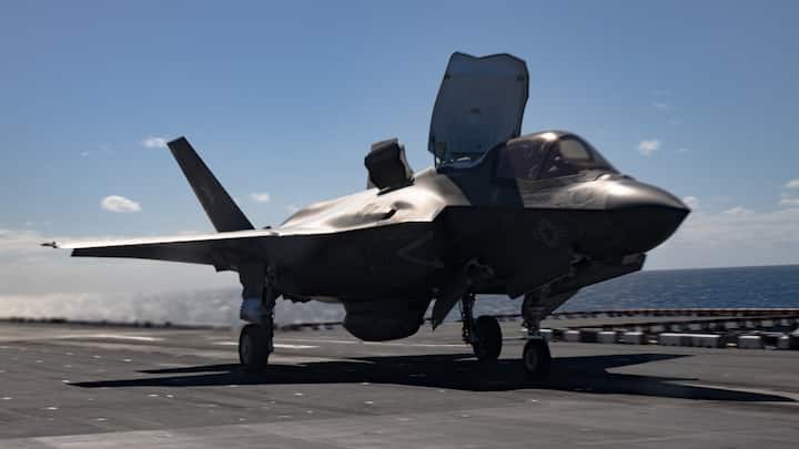 अमेरिका का F-35B Lightning II स्टेल्थ मास्टर है. इसका इस्तेमाल स्टेल्थ अटैक, इलेक्ट्रॉनिक वॉरफेयर, ISR  में होता है. F-35B दुनिया का एकमात्र स्टेल्थ फाइटर जेट है, जो कैरियर-बेस्ड भी है और VTOL ऑपरेशन कर सकता है. इसकी स्टेल्थ टेक्नोलॉजी इसे रडार से छिपा कर रखने में मदद करती है. अमेरिका के अलावा ब्रिटेन और जापान भी इसका इस्तेमाल करते हैं.