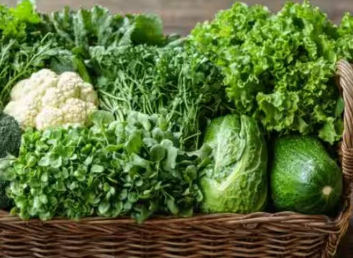 ਹਰੀਆਂ ਪੱਤੇਦਾਰ ਸਬਜ਼ੀਆਂ: ਪਾਲਕ, ਮੇਥੀ ਅਤੇ ਸਰ੍ਹੋਂ ਵਰਗੀਆਂ ਸਬਜ਼ੀਆਂ ਵਿੱਚ ਕੈਲਸ਼ੀਅਮ ਅਤੇ ਆਇਰਨ ਦੋਵੇਂ ਹੁੰਦੇ ਹਨ, ਜੋ ਹੱਡੀਆਂ ਨੂੰ ਮਜ਼ਬੂਤ ਬਣਾਉਣ ਵਿੱਚ ਮਦਦ ਕਰਦੇ ਹਨ।