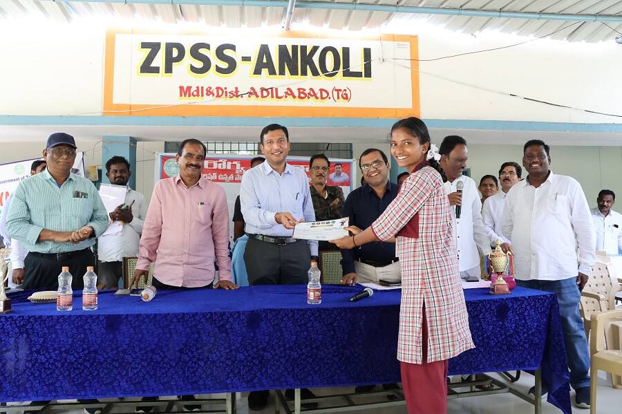 Adilabad News: ZPHS విద్యార్థులతో కలిసి భోజనం చేసిన ఆదిలాబాద్ జిల్లా కలెక్టర్