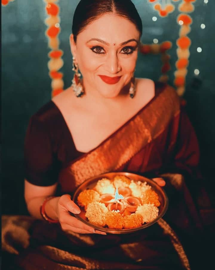 ये एक्ट्रेस कोई और नहीं बल्कि ईवा ग्रोवर हैं. जिन्होंने आमिर खान के सौतेले भाई से भागकर शादी कर ली थी. क्योंकि एक्ट्रेस का परिवार इस शादी के खिलाफ था.