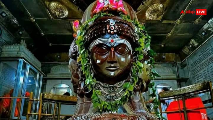 नेपाल का पशुपतिनाथ मंदिर भी अपने आप में रहस्यों से भरा हुआ है. मान्यताओं के मुताबिक यहां शिवलिंग की आकृति स्वयंभू है. यहां मृत्यु के बाद मोक्ष की प्राप्ति होती है.