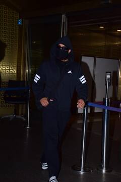 ऑल ब्लैक लुक...फेस पर मास्क और पैरों में चप्पल, एयरपोर्ट पर इस ऐसे हाल ही में दिखे रणवीर सिंह, तस्वीरें वायरल