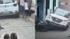 बच्चों ने खेल-खेल में स्टार्ट कर दी कार, गली में उछली, मचाया तांडव, बाल-बाल बचे लोग, देखें वीडियो