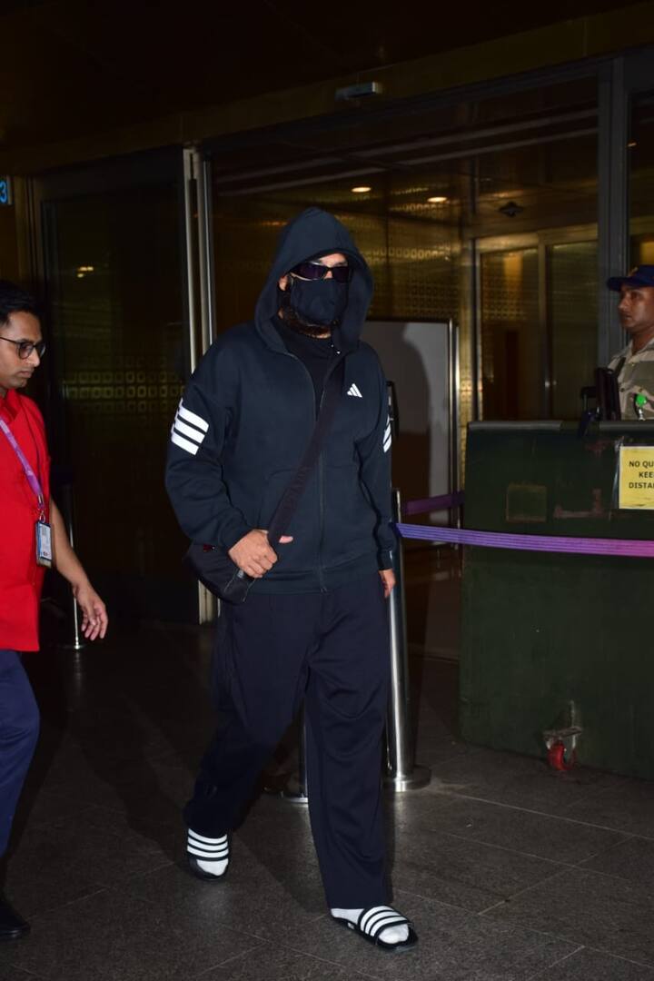 हमेशा एयरपोर्ट पर टिप-टॉप दिखने वाले रणवीर सिंह पहली बार चप्पल पहने हुए नजर आए. उनकी ये तस्वीरें सोशल मीडिया पर वायरल हो रही हैं.