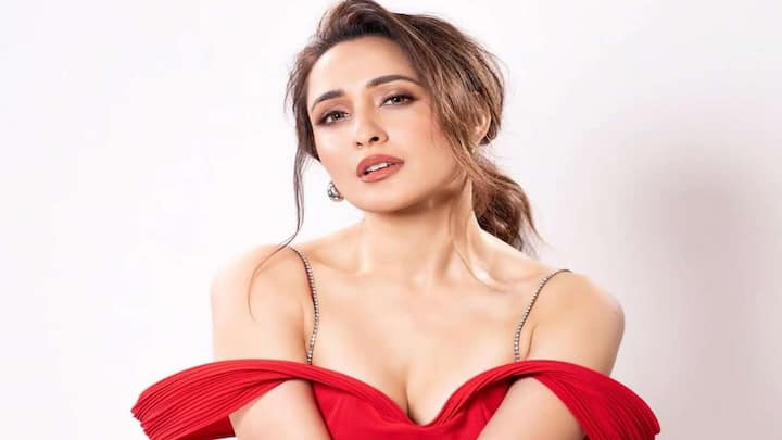 Pragya Jaiswal Latest Photos: ప్రగ్యా జైస్వాల్ మరోసారి స్టన్నింగ్ లుక్స్‌, హాట్ ఫోజులతో మెస్మరైజ్ చేశారు. రెడ్ డ్రెస్‌లో అందాలు ఆరబోస్తూ ఫోటోలకు ఫోజులిచ్చారు.