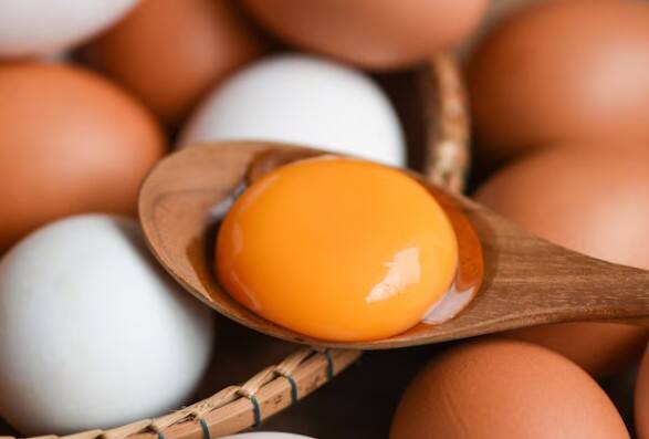 अंडा: अंडे में मौजूद प्रोटीन और खासकर जर्दी में मिलने वाला विटामिन D हड्डियों की मजबूती के लिए बेहद जरूरी है.