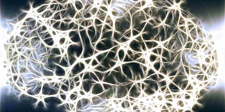 मोबाइल रेडिएशन नॉन-आयोनाइजिंग कैटेगरी में आता है जिसका प्रभाव त्वचा की सतह तक ही सीमित होता है. यह शरीर में गहराई तक नहीं जाता और केवल हल्की गर्मी उत्पन्न कर सकता है. अंतरराष्ट्रीय संस्था ICNIRP (International Commission on Non-Ionizing Radiation Protection) के अनुसार, अब तक कोई पुख्ता प्रमाण नहीं मिले हैं कि मोबाइल रेडिएशन से मस्तिष्क की कोशिकाओं पर कोई गंभीर या स्थायी असर होता है.