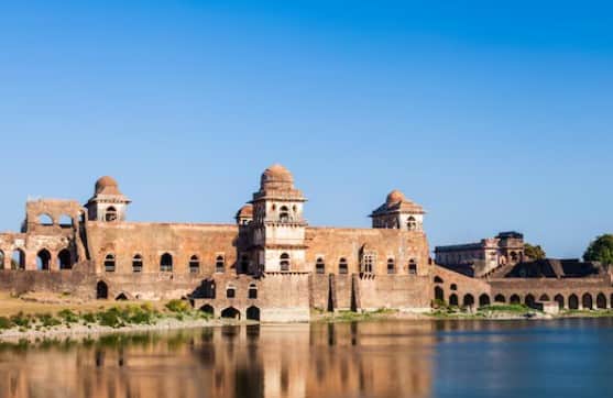 मांडू, मध्य प्रदेश: बारिश में मांडू की प्राचीन इमारतें और झीलें किसी फिल्मी सीन से कम नहीं लगतीं. यहां एक बार आने के बाद जाने का दिल नहीं करता है.