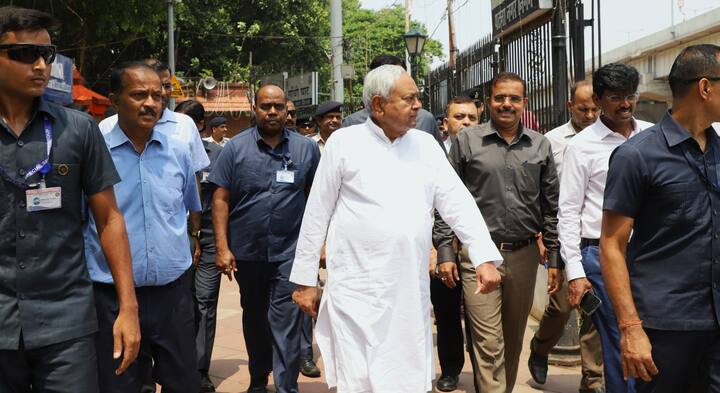 गंगा नदी के तटीय इलाकों खासकर निचले क्षेत्रों की स्थिति की लगातार समीक्षा करते रहें और जरूरत पड़ने पर तत्काल रूप से आवश्यक कार्रवाई करें ताकि कोई नुकसान न हो.