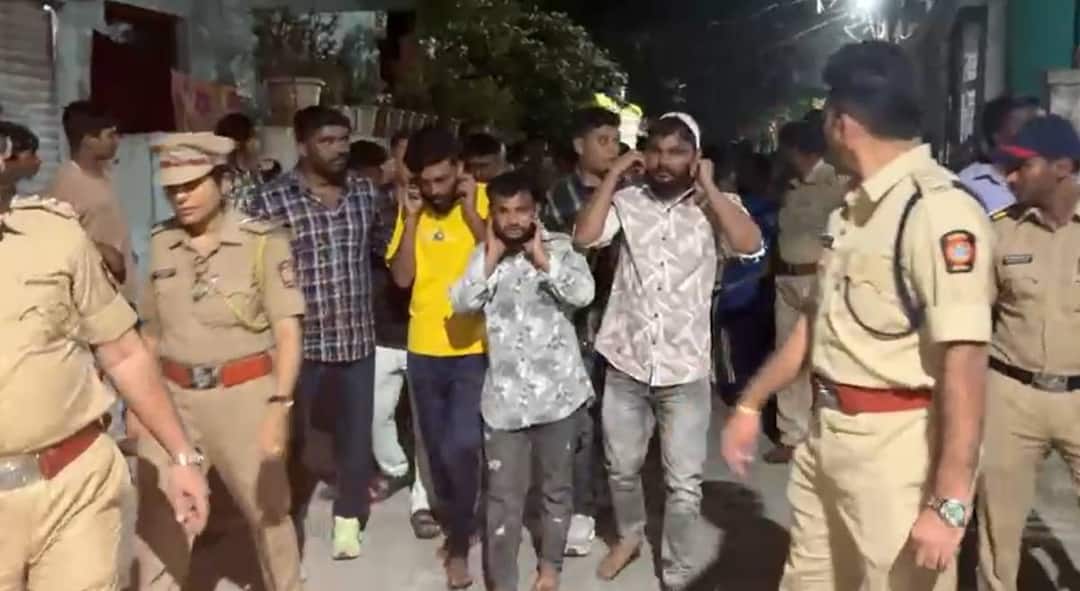 Akola Crime News Gang war broke out between two groups of criminals in Akola firing in a battle police 6 accused arrested Maharashtra marathi news Akola Crime News : अकोल्यात सराईत गुन्हेगारांच्या दोन गटात गॅंगवॉर, वर्चस्वाच्या लढाईत गोळीबार, ज्या ठिकाणी राडा त्याच ठिकाणी पोलिसांनी काढली आरोपींची धिंड 
