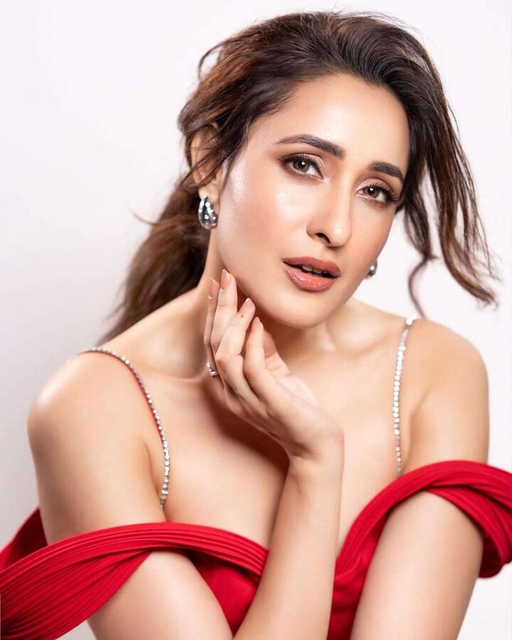 క్యూట్ లుక్స్తో యూత్ మనసు దోచేలా ప్రగ్యా స్టన్నింగ్ ఫోజులు ఆకట్టుకుంటున్నాయి. రెడ్ డ్రెస్ గ్లామర్ ట్రీట్ ఇచ్చారంటూ నెటిజన్లు కామెంట్స్ చేస్తున్నారు. Image Source: Instagram