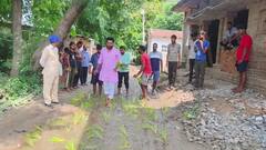 यूपी में सड़क पर धान रोपाई कर ग्रामीणों का अनोखा विरोध प्रदर्शन, आजादी के बाद से है बहाल!