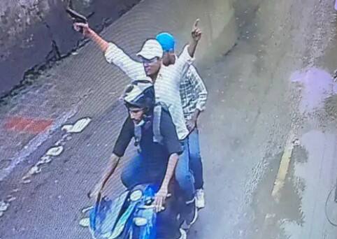 High Security In Hospital: ਹਸਪਤਾਲ 'ਚ ਗੈਂਗਸਟਰ ਕਤਲ ਮਾਮਲੇ 'ਚ 6 ਬਦਮਾਸ਼ ਸ਼ਾਮਲ, ਵਾਰਦਾਤ ਨੂੰ ਅੰਜਾਮ ਦੇ ਹਥਿਆਰ ਲਹਿਰਾਉਂਦੇ ਆਏ ਬਾਹਰ; CCTV ਦੀ ਹੈਰਾਨੀਜਨਕ ਫੁਟੇਜ...