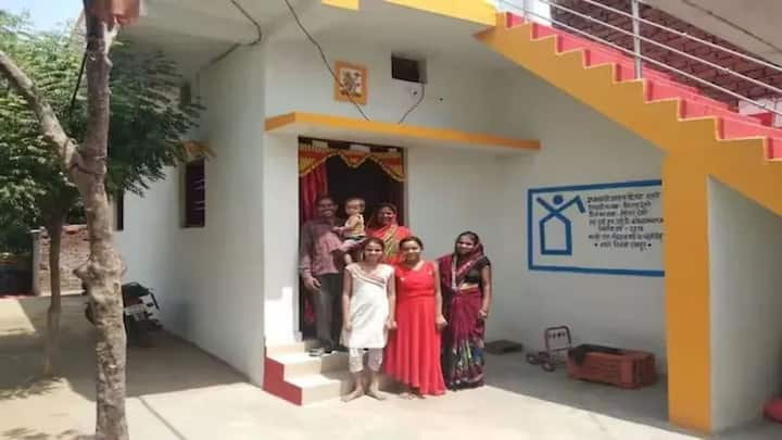 लाभ के लिए जरूरी है कि आवेदक के परिवार में पति–पत्नी और अविवाहित बच्चे हों. आपको बता दें योजना में लोन पर सब्सिडी भी मिलती है. जिससे मकान खरीदना आसान हो जाता है. कई लोगों के मन में सवाल आता है कि क्या दो सगे भाइयों को एक साथ लाभ मिल सकता है?