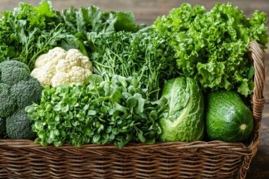 हरी पत्तेदार सब्जियां: पालक, मेथी और सरसों जैसी सब्जियों में कैल्शियम और आयरन दोनों होते हैं, जो हड्डियों को मजबूती देने में मदद करते हैं.