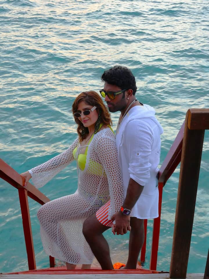 बता दें कि आरती सिंह ने बिजनेसमैन दीपक चौहान संग शादी की. दोनों अक्सर सोशल मीडिया के जरिए एक-दूसरे पर प्यार लुटाते भी नजर आते हैं.