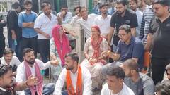 नोएडा की यूनिवर्सिटी में छात्रा की मौत के बाद प्रदर्शन, मां और भाई ने लगाए गंभीर आरोप