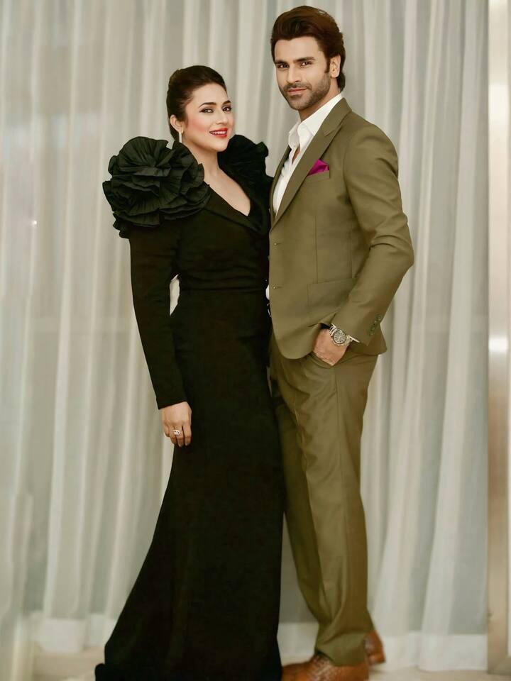 एक पिक्चर में वो अपने पति और एक्टर विवेक दहिया के साथ नजर आ रही हैं जो उस फंक्शन में भी इनवाइटेड थे. अपने ग्रीन कलर के आउटफिट में वो बेहद हैंडसम नजर आएं.