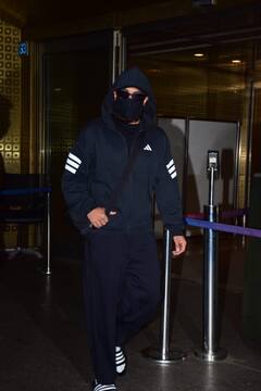 ऑल ब्लैक लुक...फेस पर मास्क और पैरों में चप्पल, एयरपोर्ट पर इस ऐसे हाल ही में दिखे रणवीर सिंह, तस्वीरें वायरल