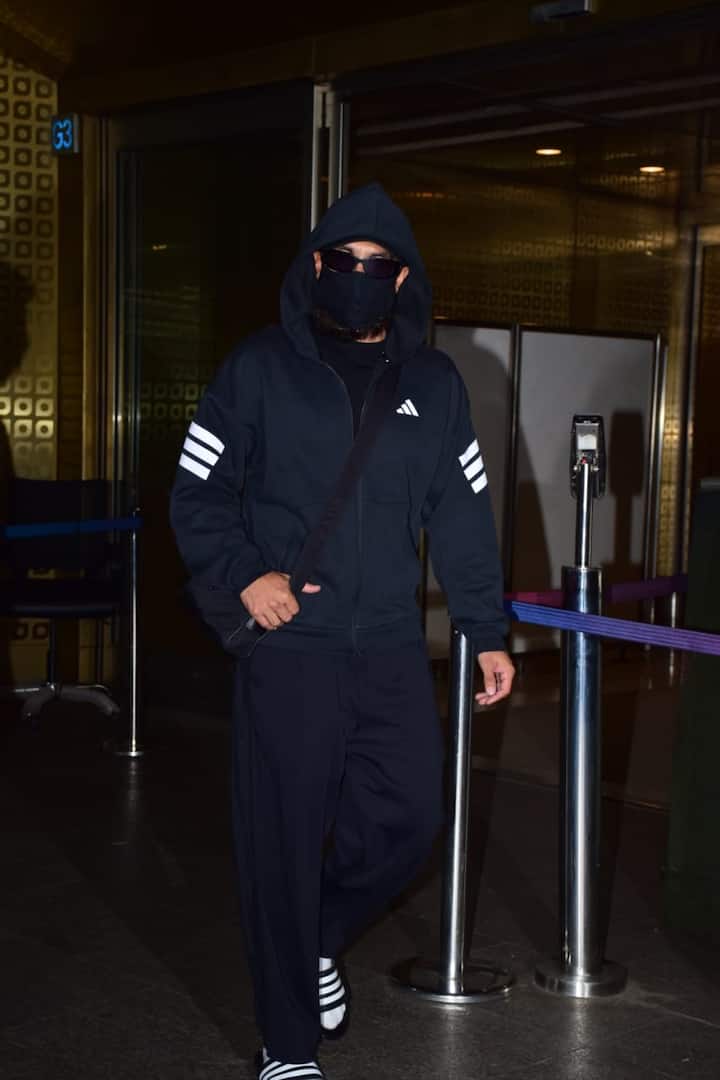 एयरपोर्ट पर एक्टर ब्लैक ट्राउजर के साथ ब्लैक हुड्डी पहने हुए दिखे. उन्होंने सिर पर कैप लगाई थी और चेहर पर मास्क.