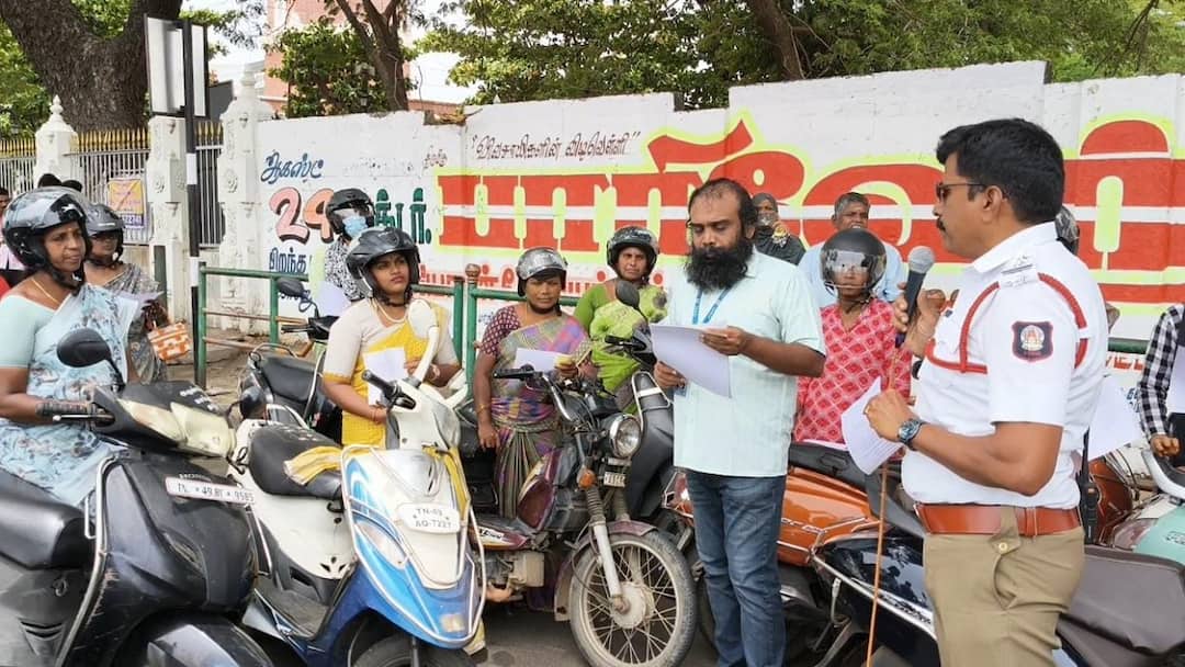 ஆச்சரியம்! ஹெல்மெட் அணிந்த பெண்களுக்கு காத்திருந்த ஆடிப்பரிசு: இன்ப அதிர்ச்சி கொடுத்த போலீஸ்