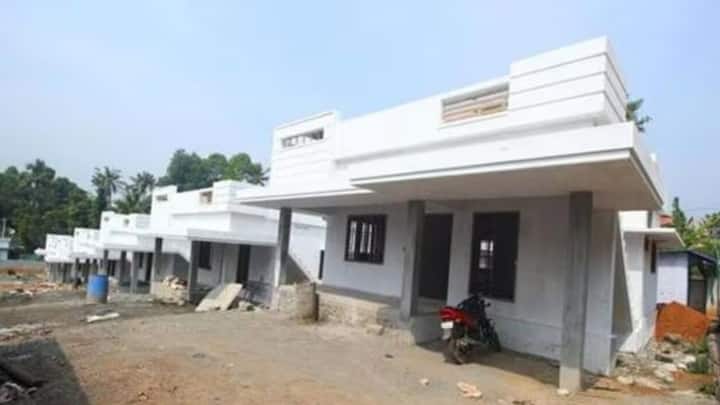 अगर सरल शब्दों में समझाएं तो दो सगे भाई अलग रहते हैं. और दोनों के अपने-अपने परिवार हैं. तो दोनों ही योजना में अलग-अलग आवेदन कर सकते हैं. लेकिन अगर दोनों एक साथ एक परिवार में रहते हैं. तो सिर्फ एक के ही नाम पर आवेदन किया जा सकता है.