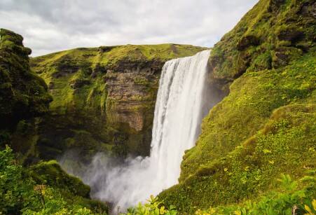 चेरापूंजी, मेघालय: यहां बारिश सिर्फ मौसम नहीं, एक अनुभव लेकर आती है. हर कोना बादलों में डूबा, हर झरना जैसे आसमान से उतरता हुआ दिखाई देने लगता है.