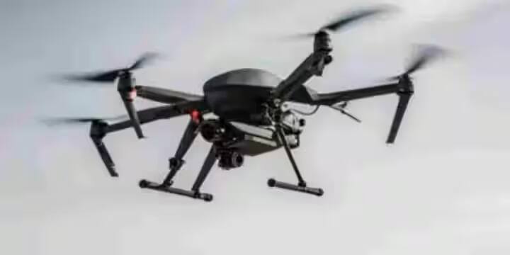 ઓપરેશન સિંદૂર દ્વારા, ભારતે વિશ્વને તેની હવાઈ સંરક્ષણ ક્ષમતાનું અસરકારક પ્રદર્શન બતાવ્યું. હવે ભારત બીજી એક મોટી સિદ્ધિ તરફ આગળ વધી રહ્યું છે. દેશમાં પહેલીવાર, એક એવું સ્ટીલ્થ ડ્રોન વિકસાવવામાં આવી રહ્યું છે જે દુશ્મનના રડાર અને ઇન્ફ્રારેડ સિસ્ટમ બંનેને ચકમો આપી શકશે. આ નવી ટેકનોલોજીનું નામ 'રામા' છે, જે આ ડ્રોનની સૌથી ખાસ વિશેષતા માનવામાં આવે છે.