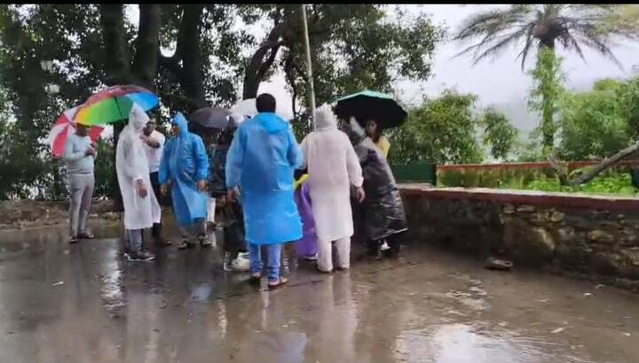 जैसे ही चादर चलने की खबर फैली, शहर भर के लोग झील की ओर दौड़ने लगे. हर कोई इस पल को देखने और कैमरे में कैद करने के लिए बेसब्र नजर आया.