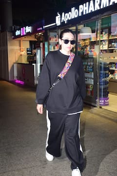 कैजुअल आउटफिट में एयरपोर्ट पर स्पॉट हुई करिश्मा कपूर, बेटी समायरा भी साथ आई नजर