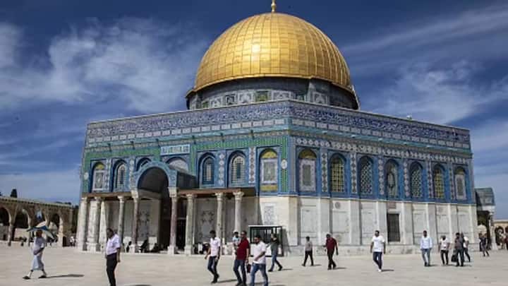 अल अक्सा मस्जिद दुनिया की सबसे पुरानी मस्जिदों में से एक है, जो कि इजराइल की राजधानी येरूशलेम में स्थि है. यह 35 एकड़ में फैली है.