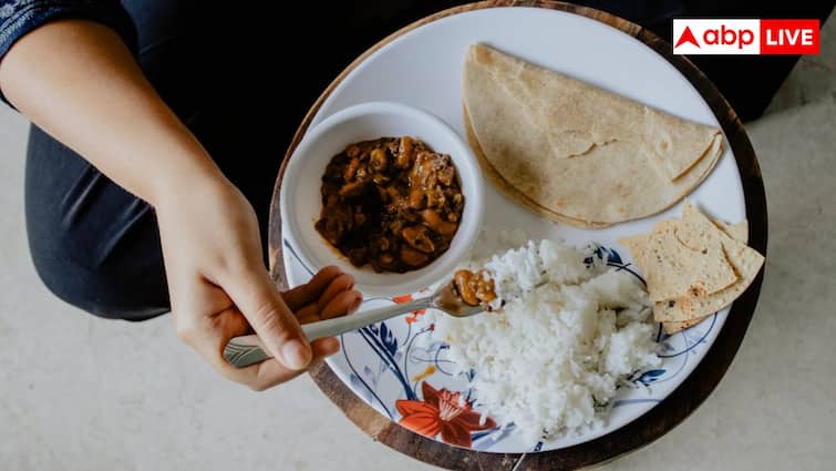 Is it better to eat roti or rice for dinner when trying to lose weight रोटी खाएं या चावल? वजन घटाने के लिए क्या सही; एक्सपर्ट्स से जानें