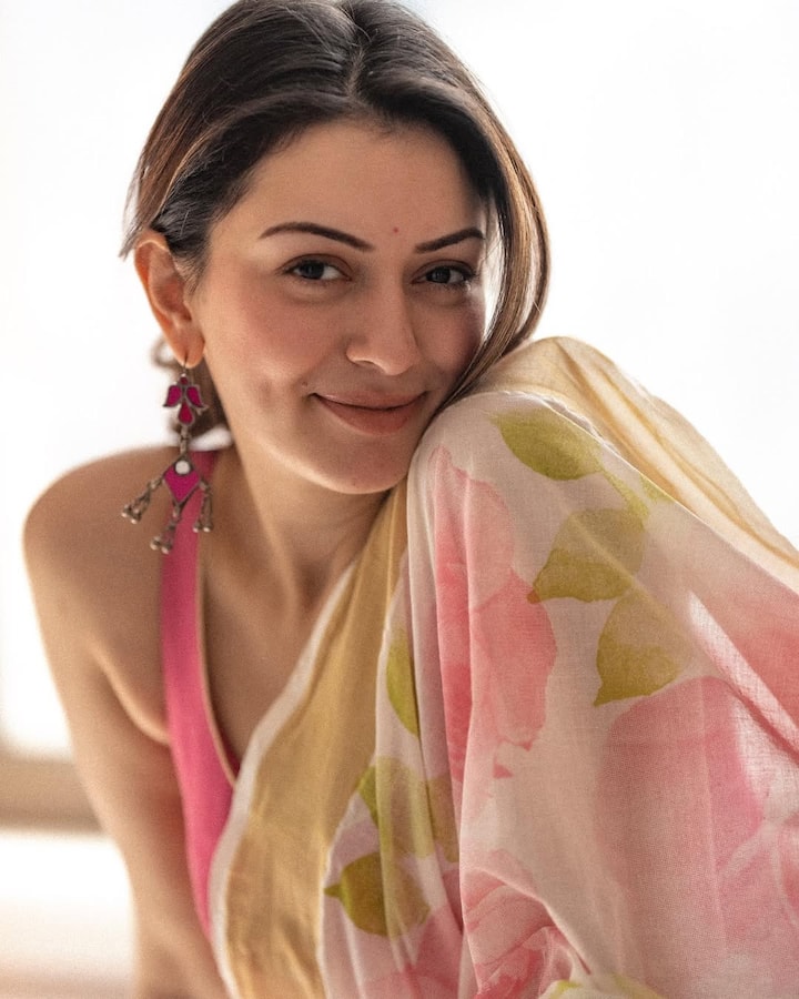 This saree of floral printed in white color is very simple and classy. In this saree, she is showing her comfort openly.