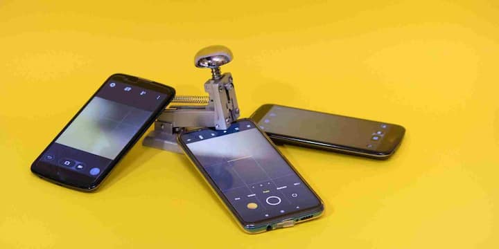 खुशखबरी ये है कि अब आप सिर्फ एक SMS भेजकर किसी भी स्मार्टफोन की असली पहचान जान सकते हैं. हाल ही में एक सोशल मीडिया इंफ्लुएंसर ने इस आसान ट्रिक को शेयर किया है जिससे फोन की सच्चाई मिनटों में सामने आ जाती है.