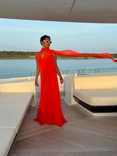 समंदर किनारे बिकिनी में Priyanka Chopra ने मचाई सनसनी, पति निक जोनस को किया लिपकिस, ऐसे मनाया बर्थडे