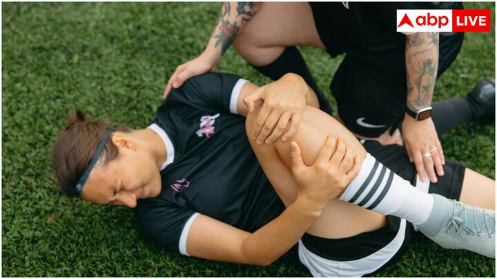 रोजाना 5-10 मिनट की स्ट्रेचिंग घुटनों के लिए वरदान है. स्टैंडिंग स्क्वाड स्ट्रेच, काफ स्ट्रेच, और हैमस्ट्रिंग स्ट्रेच जैसी एक्सरसाइज मसल्स को मजबूत करती हैं और दर्द कम करती हैं. डॉ. नेने सलाह देते हैं, 'सुबह उठते ही 5 मिनट स्ट्रेचिंग करें, इससे जोड़ों का लचीलापन बढ़ता है.'