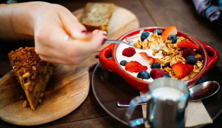 ब्लोटिंग से बचने के लिए सुबह के नाश्ते की स्पीड को आप स्लो डाउन कर सकते हैं. जल्दी-जल्दी खाने से पेट में ज्यादा हवा चली जाती है. जिससे गैस बनती है इसलिए आप धीरे-धीरे खा सकते हैं. यह ब्लोटिंग से बचने का सबसे आसान समाधान है.