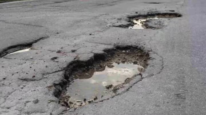 ਤੁਹਾਨੂੰ ਦੱਸ ਦੇਈਏ ਕਿ ਇਸ ਐਪ ਵਿੱਚ ਪਬਲਿਕ ਲੌਗਇਨ ਦਾ ਵਿਕਲਪ ਵੀ ਹੈ, ਜਿਸ ਰਾਹੀਂ ਕੋਈ ਵੀ ਨਾਗਰਿਕ ਇਸਦੀ ਵਰਤੋਂ ਕਰ ਸਕਦਾ ਹੈ। ਟੁੱਟੀਆਂ ਸੜਕਾਂ ਨਾ ਸਿਰਫ਼ ਵਾਹਨਾਂ ਲਈ ਖ਼ਤਰਾ ਹਨ, ਸਗੋਂ ਪੈਦਲ ਚੱਲਣ ਵਾਲਿਆਂ ਲਈ ਵੀ ਘਾਤਕ ਸਾਬਤ ਹੋ ਸਕਦੀਆਂ ਹਨ। ਹਾਦਸਿਆਂ ਅਤੇ ਟ੍ਰੈਫਿਕ ਜਾਮ ਵਰਗੀਆਂ ਸਮੱਸਿਆਵਾਂ ਆਮ ਹੋ ਜਾਂਦੀਆਂ ਹਨ। ਅਜਿਹੀ ਸਥਿਤੀ ਵਿੱਚ, ਹੁਣ ਹਰ ਨਾਗਰਿਕ ਸਮੀਰ ਐਪ ਰਾਹੀਂ ਸੜਕਾਂ ਨੂੰ ਬਿਹਤਰ ਬਣਾਉਣ ਵਿੱਚ ਸਰਗਰਮ ਭੂਮਿਕਾ ਨਿਭਾ ਸਕਦਾ ਹੈ।