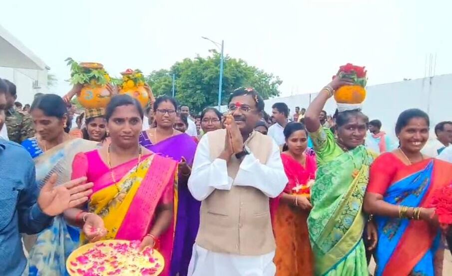 Vivek Venkatswamy Bonalu: మంచిర్యాల జిల్లాలో బోనమెత్తిన మంత్రి వివేక్ వెంకటస్వామి, హామీలు అమలు చేస్తామని భరోసా