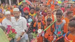 प्रयागराज में मुसलमानों ने दिया भाईचारे का संदेश, कावड़ियों पर पुष्प वर्षा कर किया स्वागत