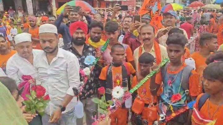 शास्त्री ब्रिज पर मुस्लिम समुदाय के लोगों ने शिवभक्त कावड़ियों का जोरदार स्वागत किया. उन पर सिर्फ फूल बरसाए गए और खाने-पीने की सामग्री भी वितरित की गई.