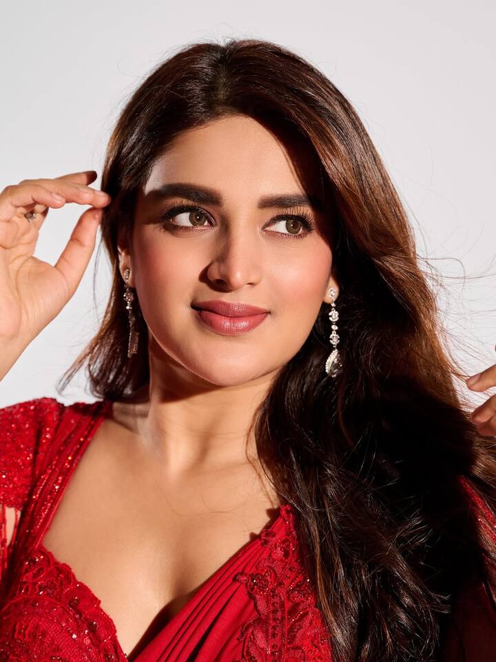 તે Yamaha Fascino Miss Diva 2014માં ફાઇનલિસ્ટ હતી. અભિનય ઉપરાંત તે બેલે, કથક અને બેલી ડાન્સમાં સારી રીતે પ્રશિક્ષિત છે.