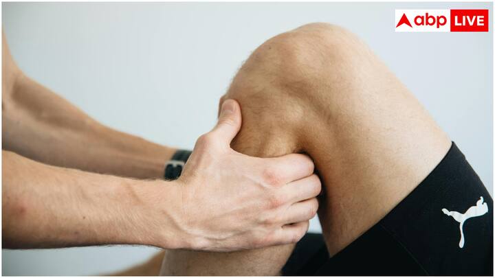 गलत पोस्चर से घुटनों पर एक्स्ट्रा दबाव पड़ता है. लंबे समय तक एक जगह बैठने या खड़े रहने से बचें. डॉ. नेने सुझाव देते हैं, 'हर घंटे 2-3 मिनट टहलें और सीधे बैठें या खड़े हों.'