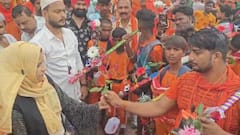 प्रयागराज में मुसलमानों ने दिया भाईचारे का संदेश, कावड़ियों पर पुष्प वर्षा कर किया स्वागत