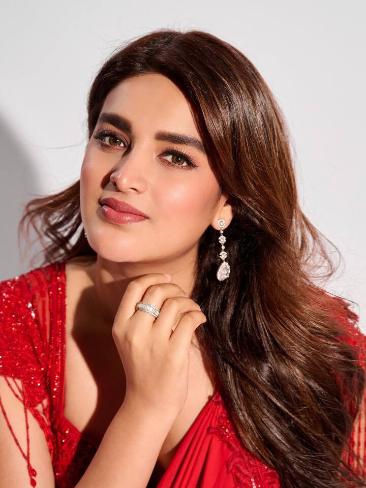 નિધિ અગ્રવાલ એક ભારતીય અભિનેત્રી છે જે મુખ્યત્વે તેલુગુ અને તમિલ ફિલ્મોમાં કામ કરે છે.