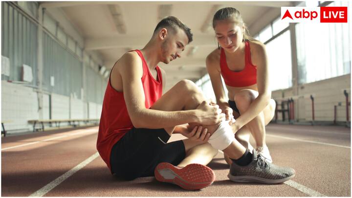 डॉ. श्रीराम नेने कहते हैं, 'घुटने शरीर का 80% भार सहते हैं. सिर्फ 1 किलो एक्स्ट्रा वजन घुटनों पर 4 किलो का प्रेशर डालता है, जो जोड़ों को नुकसान पहुंचाता है.' नई रिसर्च के मुताबिक, भारत में करीब 20% लोग घुटनों के दर्द से जूझ रहे हैं और ये संख्या हर साल बढ़ रही है. अगर समय रहते ध्यान न दिया जाए तो ये दर्द ऑस्टियोआर्थराइटिस या फिर नी रिप्लेसमेंट सर्जरी तक ले जा सकता है.