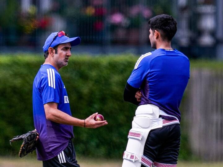 आधीच 2-1 ने मागे असलेली टीम इंडिया आणि संपूर्ण संघाचं गणित कोलमडलेलं असतानाच, टीम मॅनेजमेंटला चौथ्या कसोटीत प्लेइंग इलेव्हन ठरवणं देखील अवघड होणार आहे.