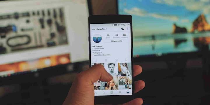 हर मोबाइल फोन का एक यूनिक कोड होता है जिसे IMEI (International Mobile Equipment Identity) कहा जाता है. यह कोड फोन की पहचान के लिए जरूरी होता है. IMEI नंबर जानने के लिए अपने फोन के डायलर पर *#06# डायल करें. स्क्रीन पर 15 अंकों का एक नंबर दिखाई देगा यही है आपका IMEI नंबर.